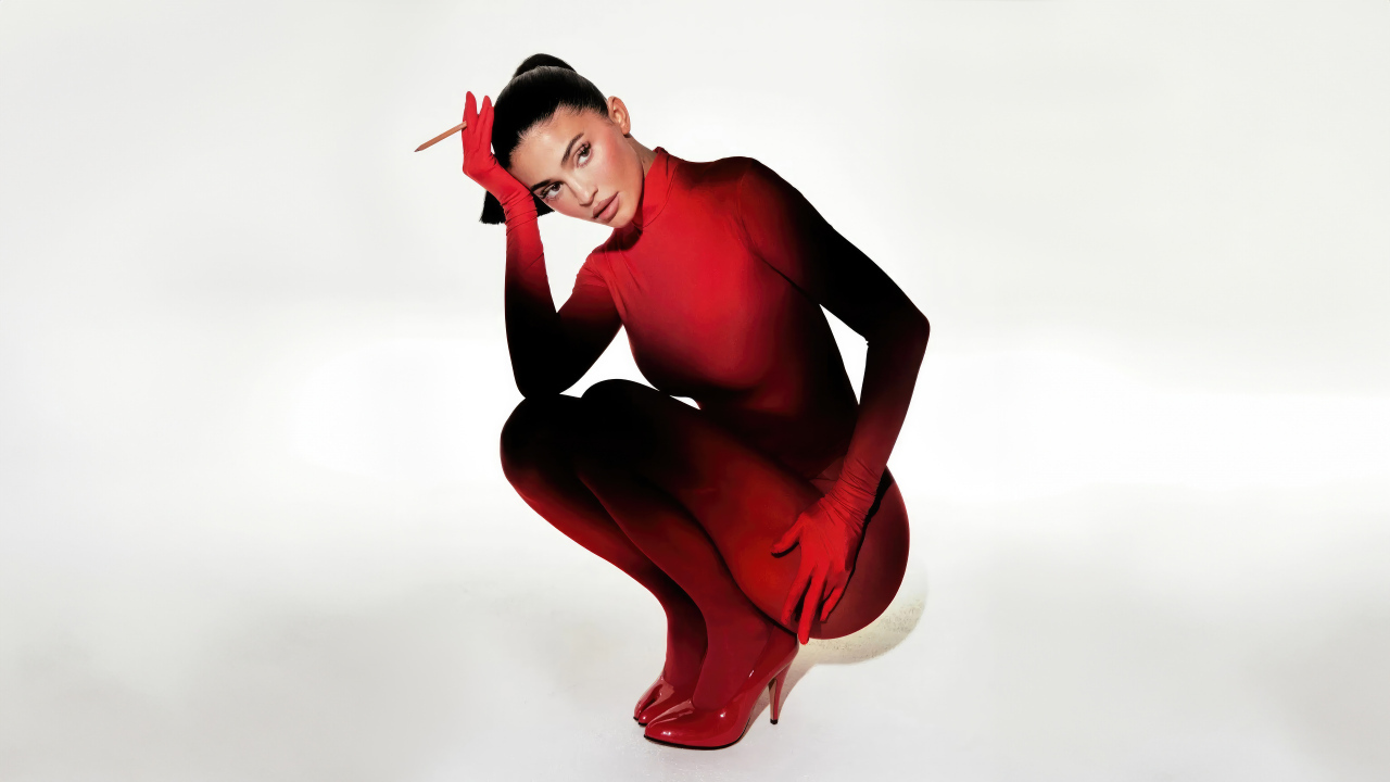 Красивая брюнетка модель Кайли Дженнер в красном костюме