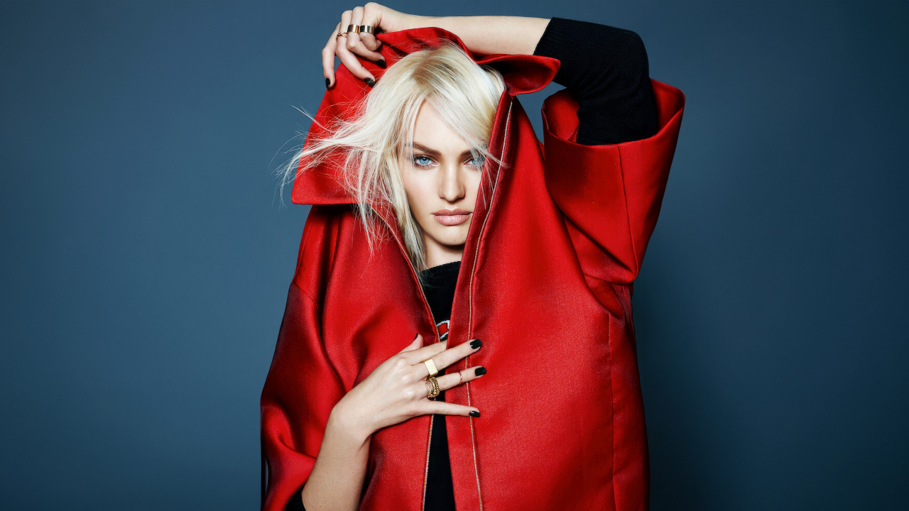Голубоглазая модель Кэндис Свейнпол в красной куртке