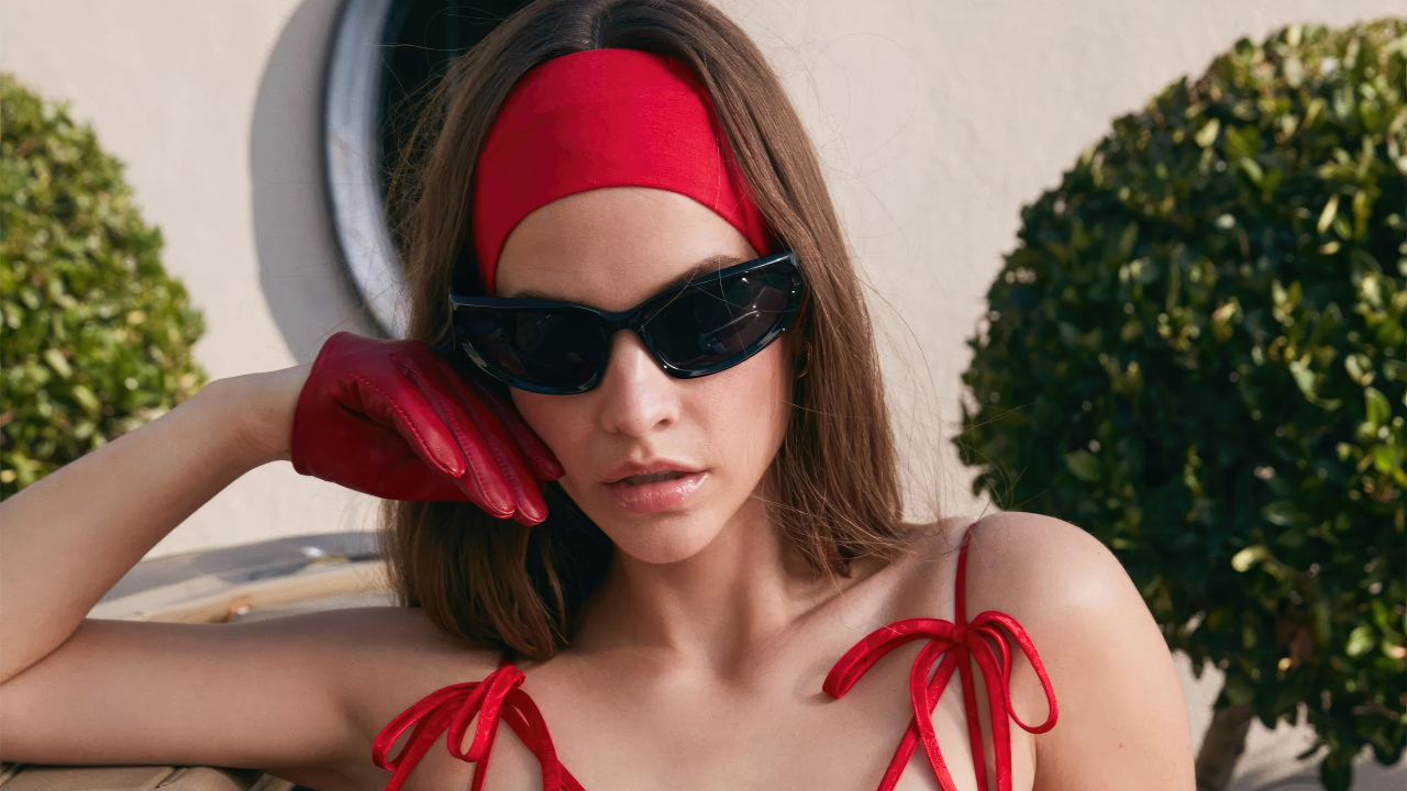 Яркая девушка в красном модель Барбара Палвин