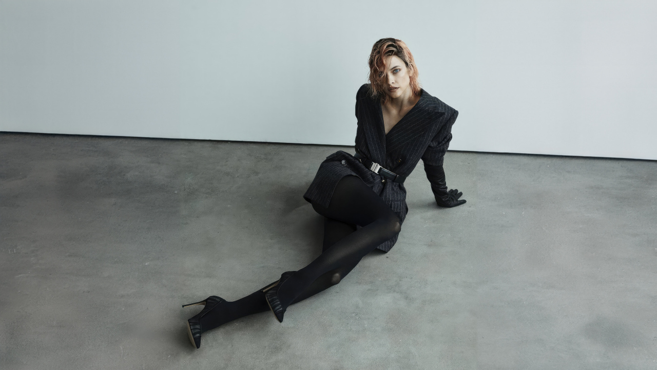 Модель Барбара Палвин в черном наряде сидит на полу