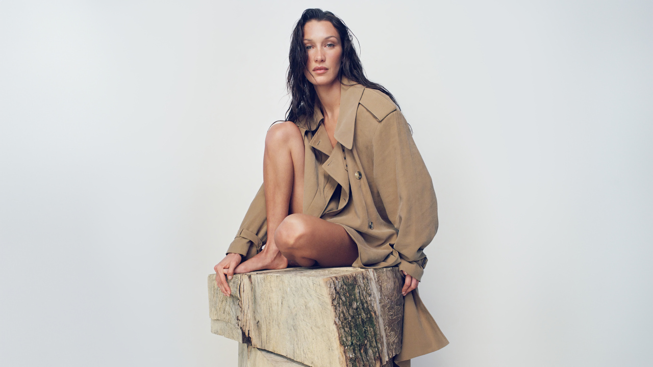 Модель Белла Хадид в пальто на сером фоне