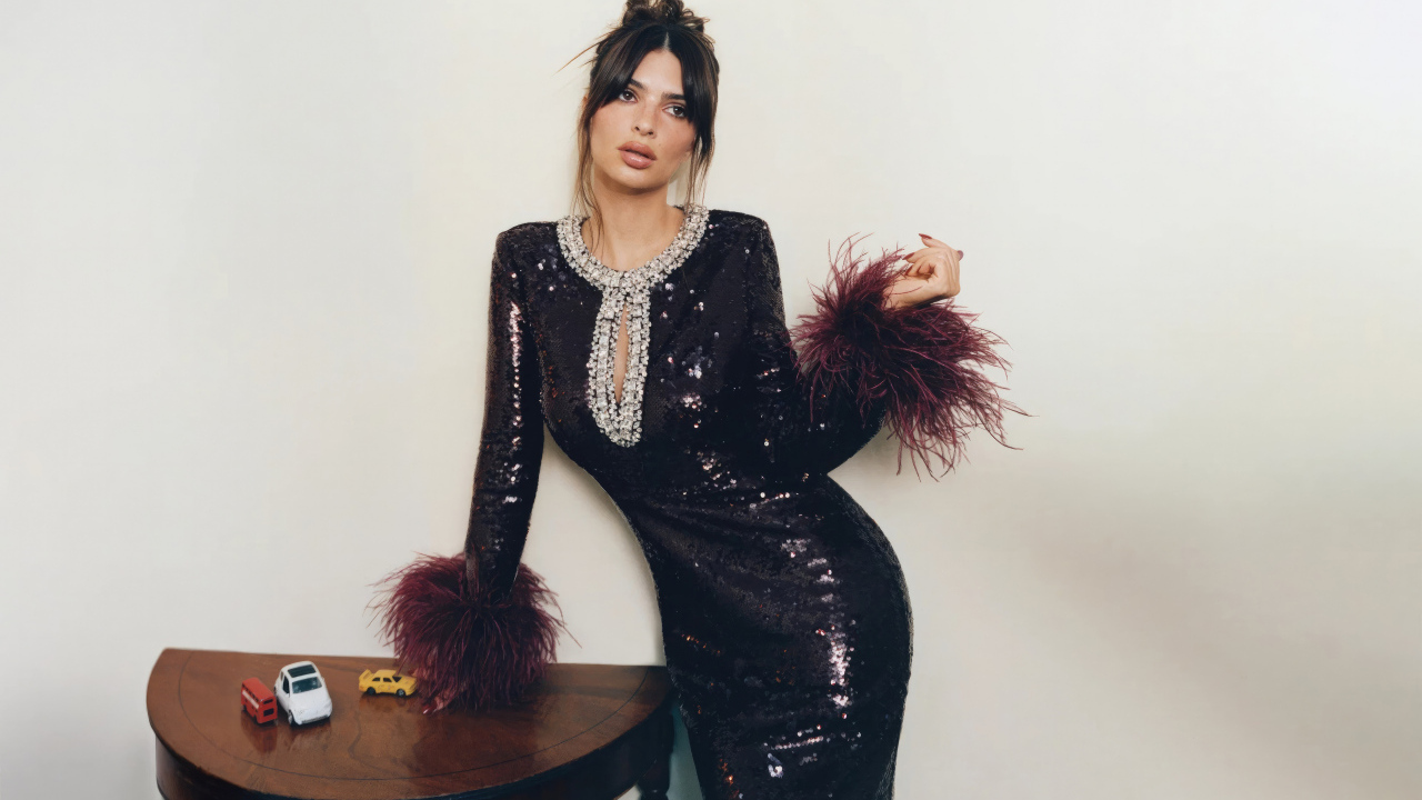 Модель Эмили Ратаковски в красивом платье