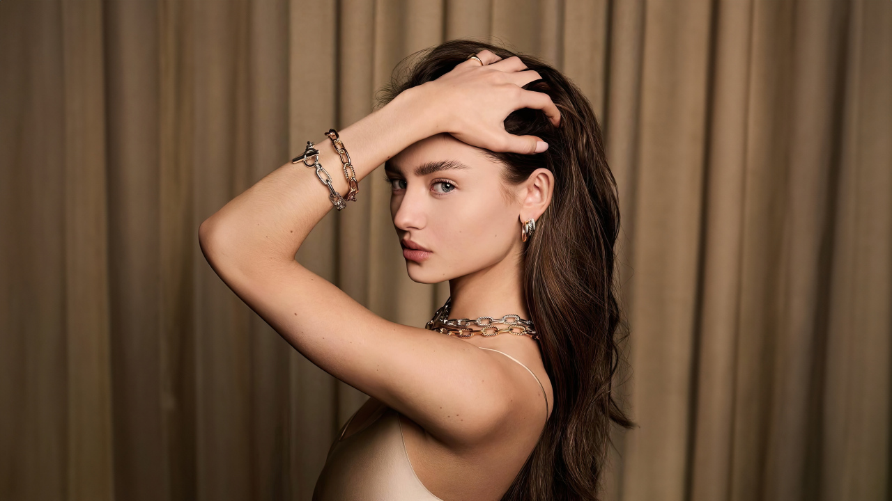 Модель Лени Олуми Клум  с руками в волосах