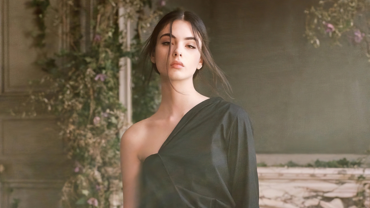 Молодая итальянская модель Дева Кассель