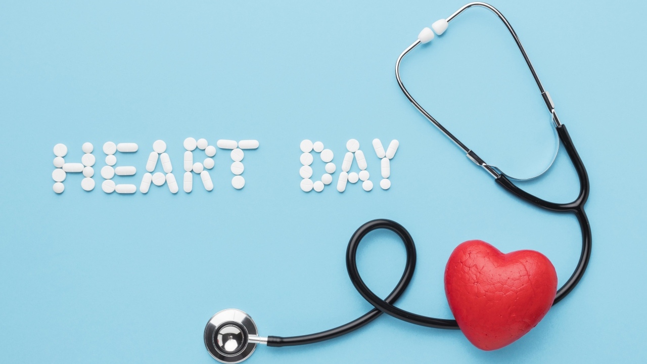 Открытка на голубом фоне на День сердца