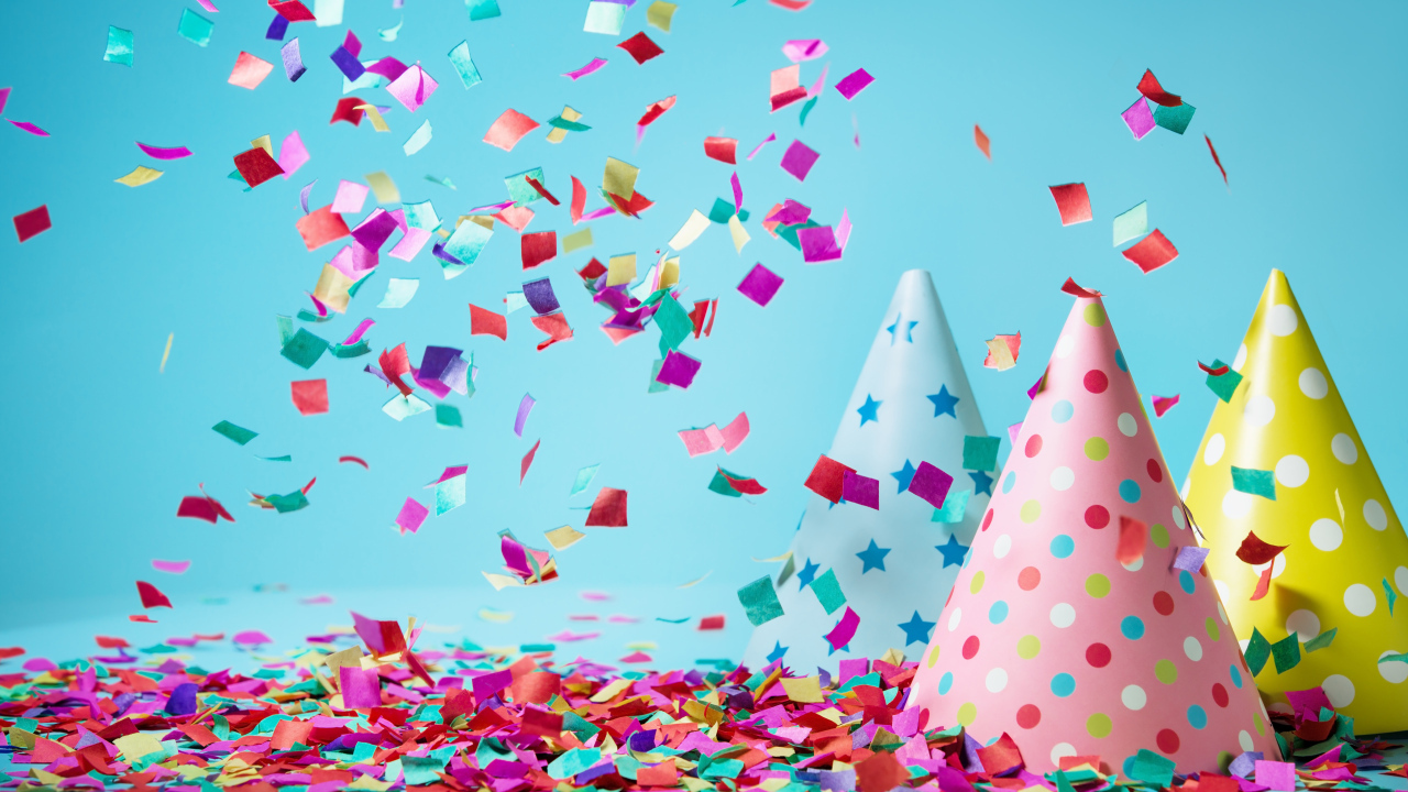 Праздничные колпаки на голову с конфетти на голубом фоне