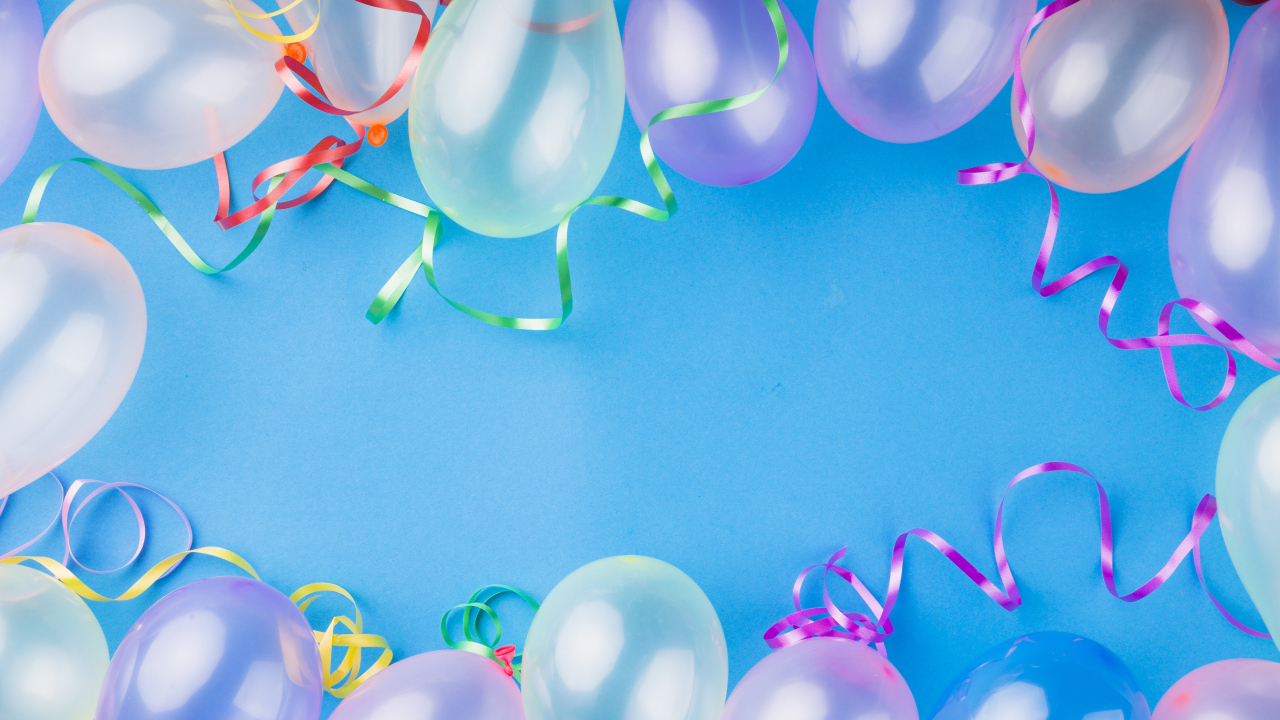 Надувные шарики на голубом фоне