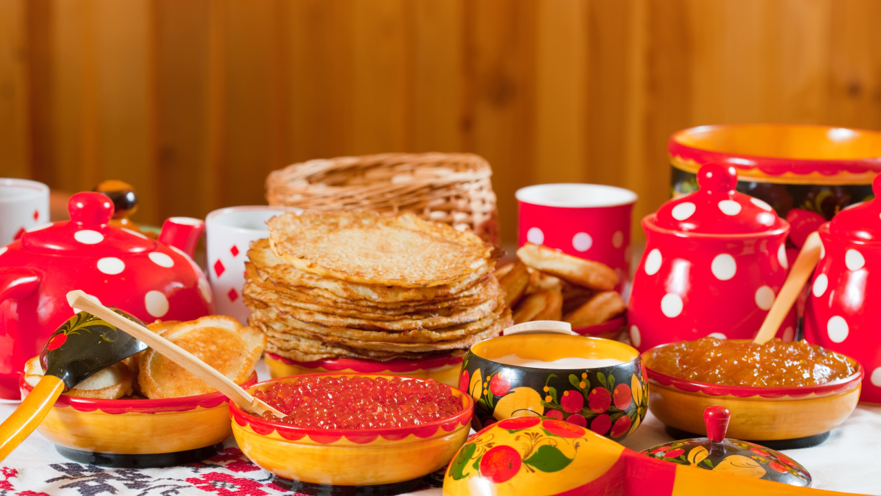 Красная икра, блины и оладьи угощения на праздник Масленица