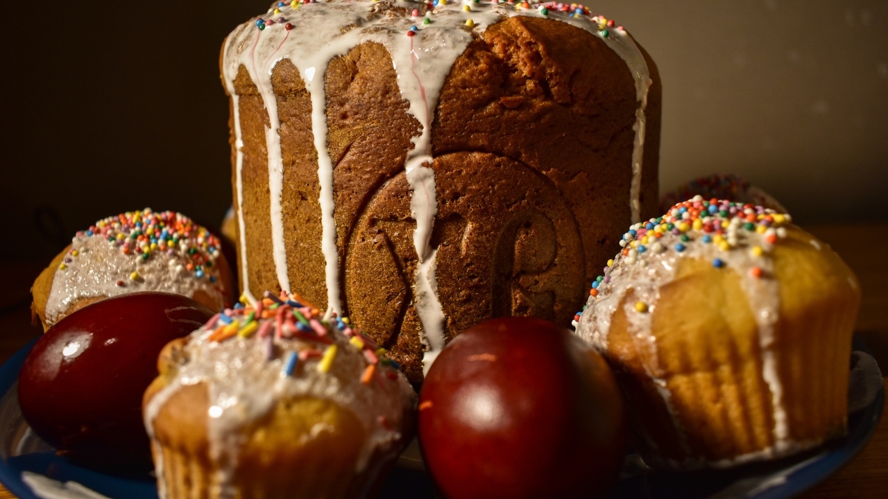 Пасхальные куличи с кексами и крашеными яйцами