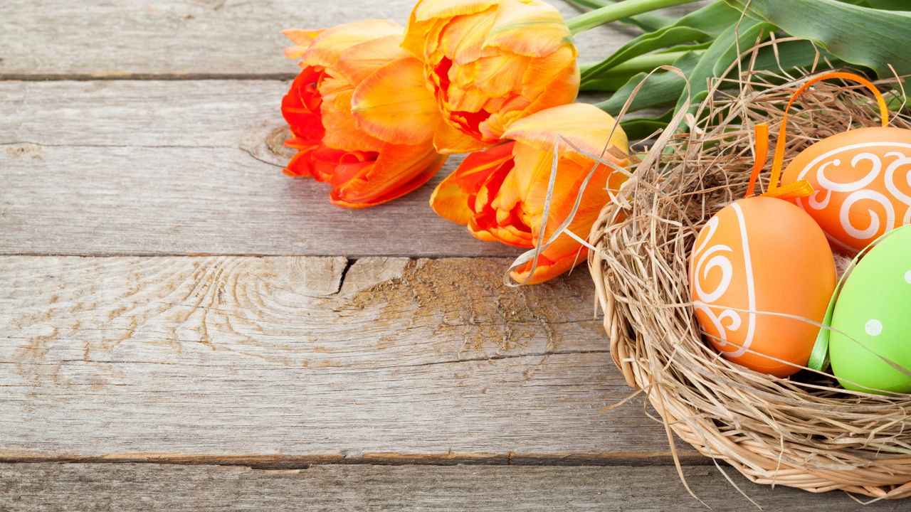 Крашеные яйца с оранжевыми тюльпанами на Пасху 2024