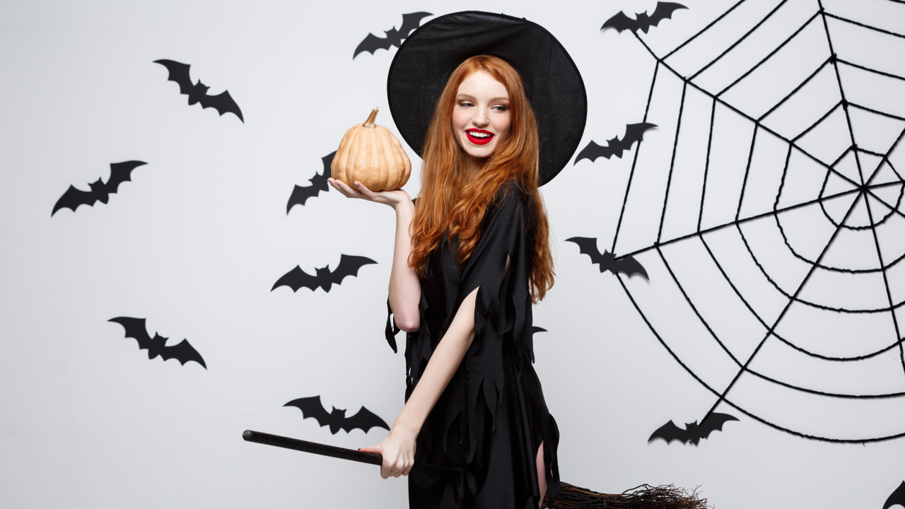 Девушка в костюме ведьмы с декором на Хэллоуин