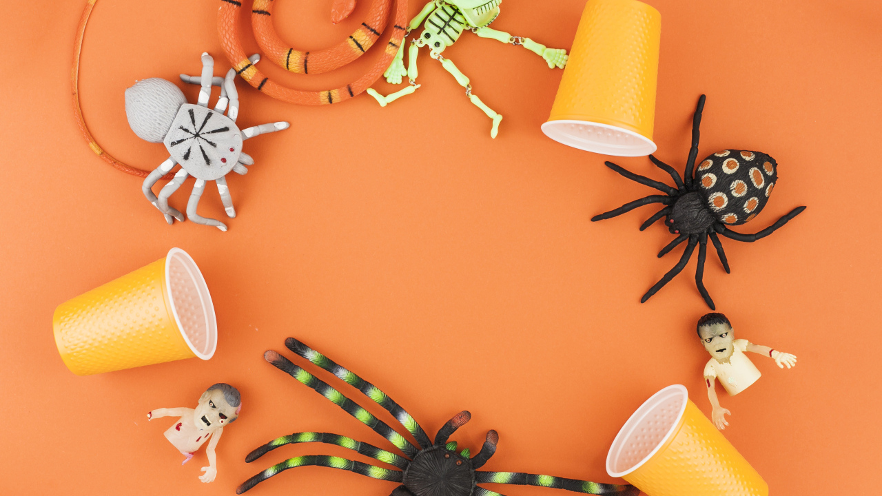 Игрушки на Хэллоуин на оранжевом фоне