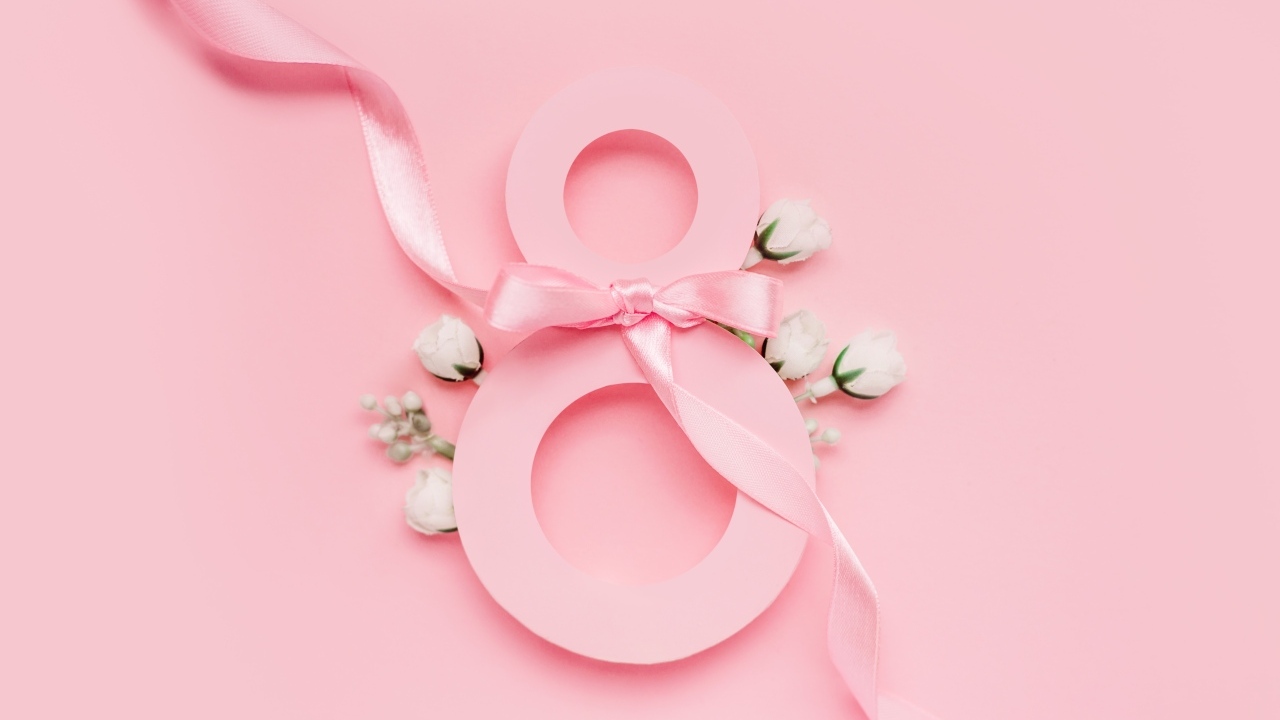 Цветы и цифра восемь с лентой на розовом фоне