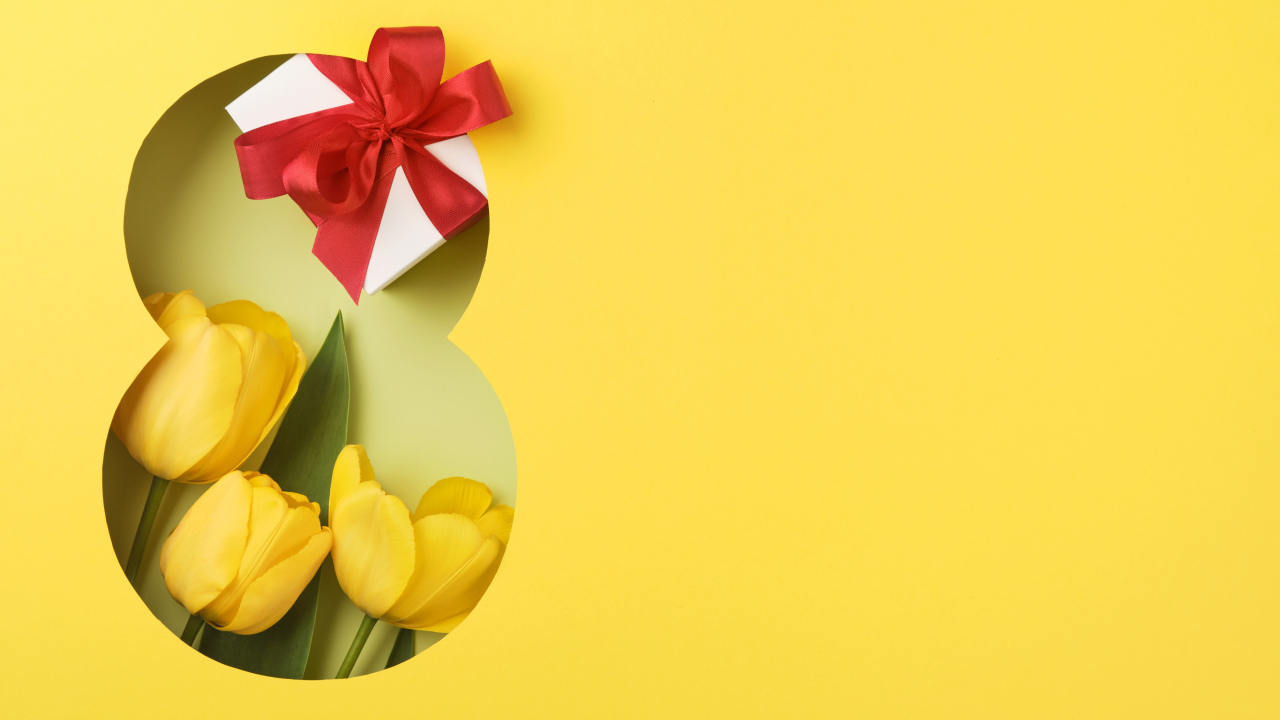 Цифра 8 на желтом фоне на Международный женский день