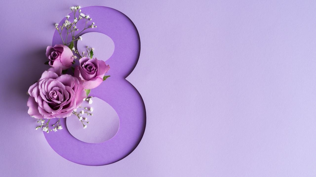 Фиолетовая цифра 8 с розами на Международный женский день
