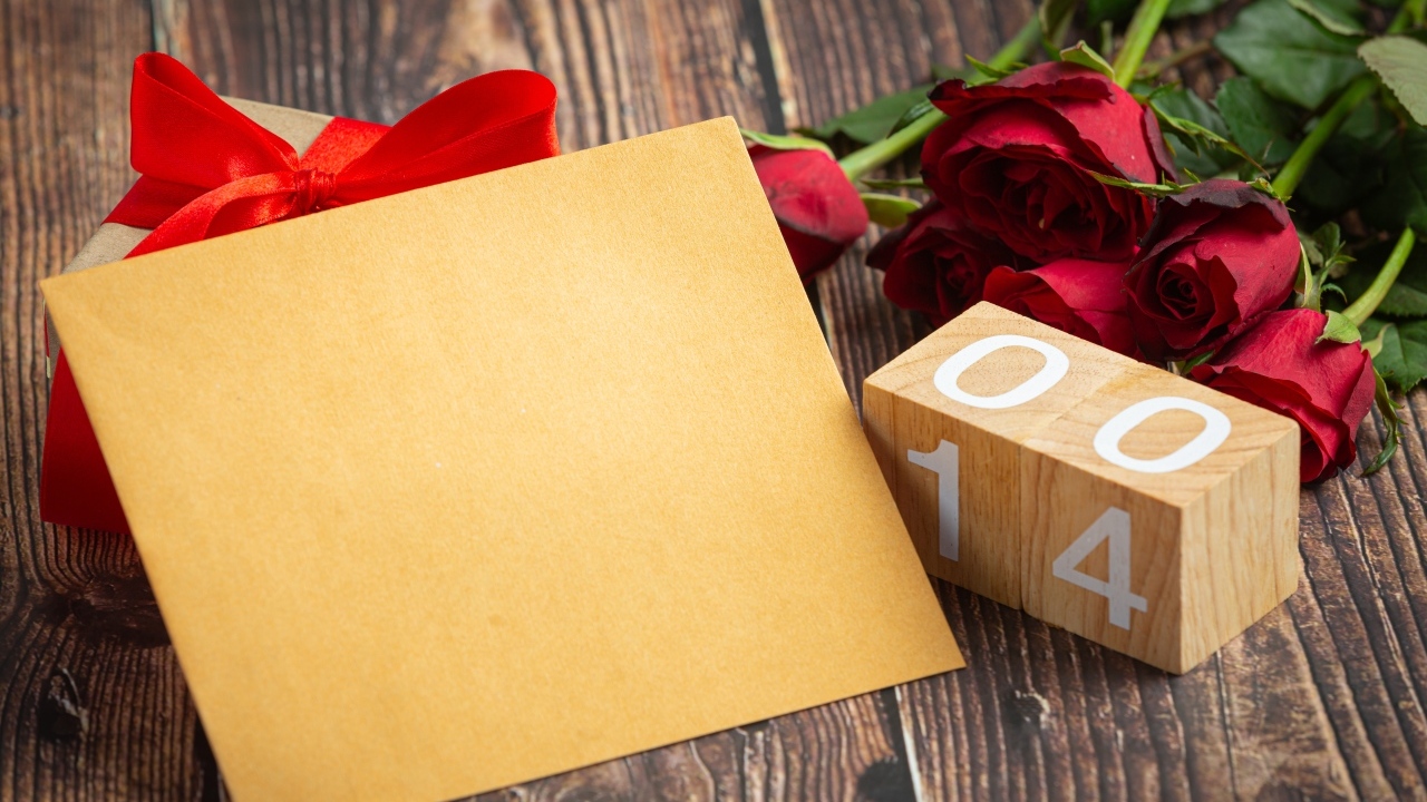 Шаблон открытки с розами на День Святого Валентина 14 февраля