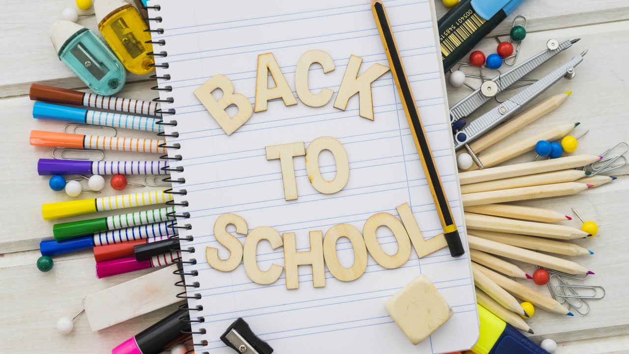 Канцелярские предметы с блокнотом и надписью 