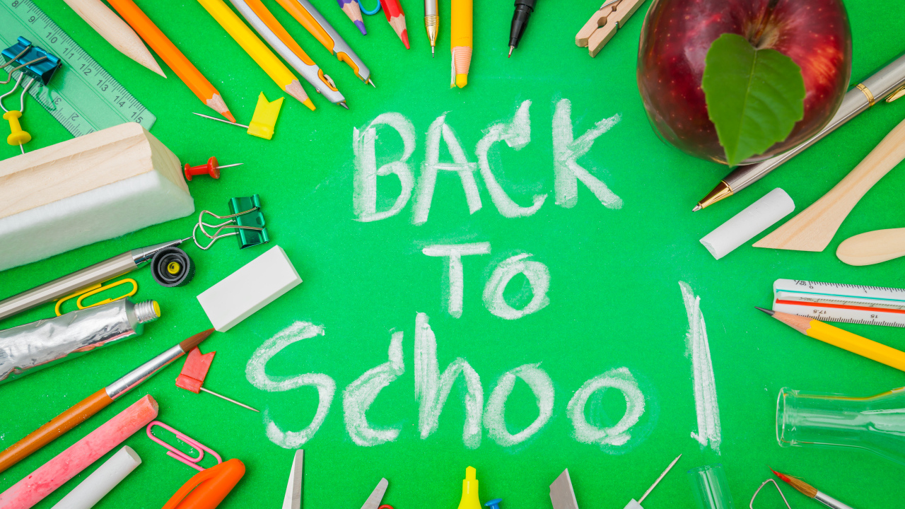 Надпись пора в школу на зеленом фоне с канцелярскими предметами