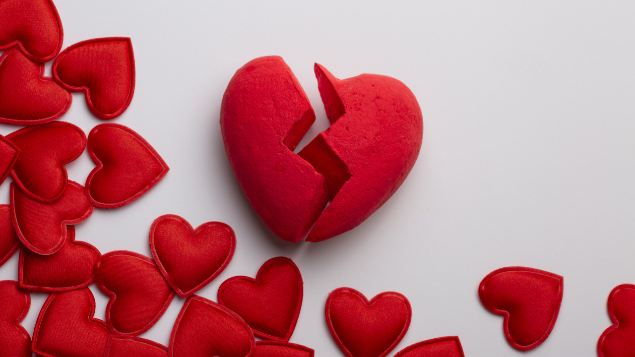 Разбитое сердце с маленькими красными сердечками