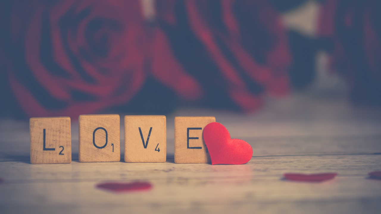 Кубики с надписью любовь и маленьким красным сердцем