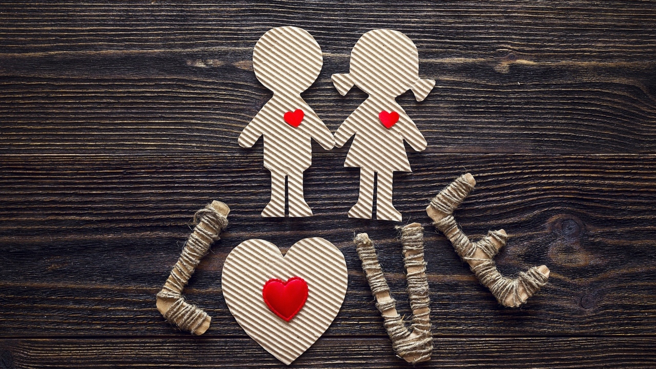 Вырезанные из ткани изображение мальчика и девочки и надписью Love