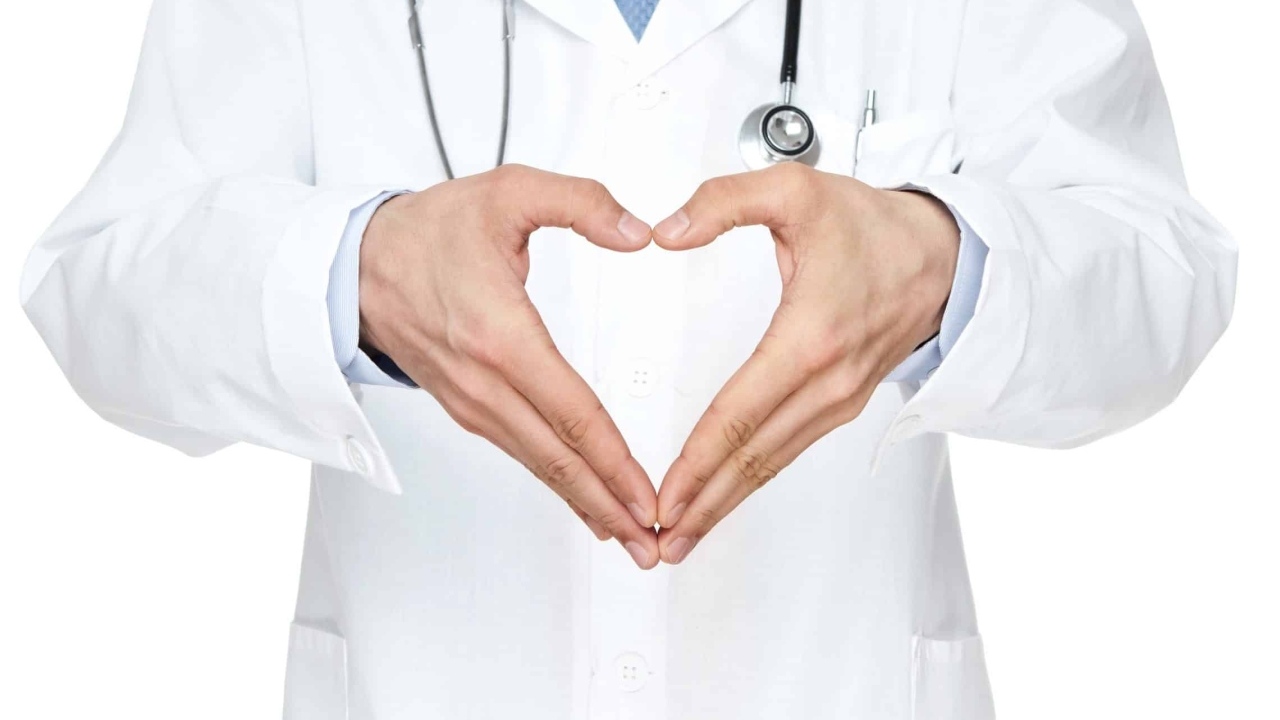 Доктор делает сердце ладонями рук