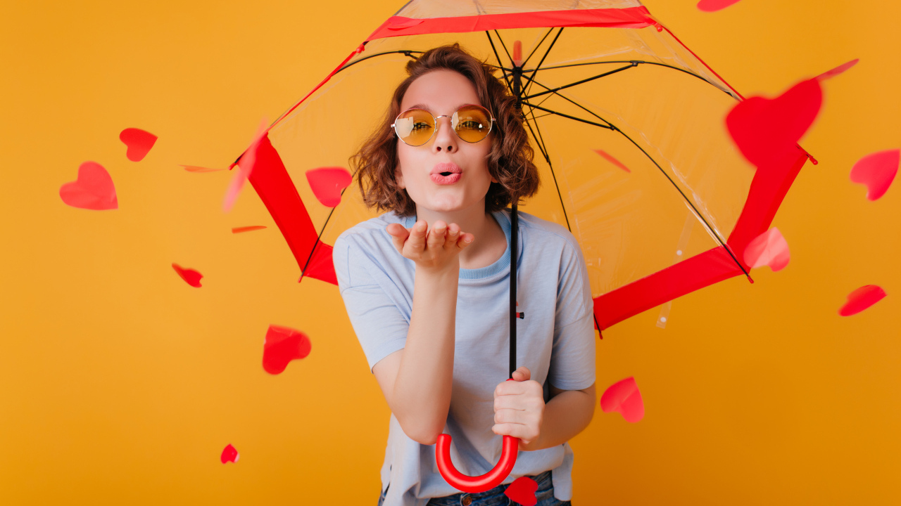 Девушка под зонтом с сердечками