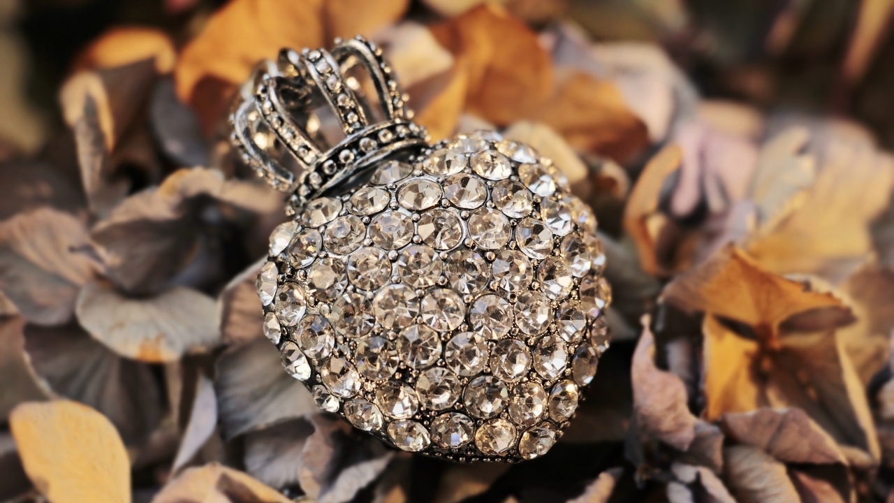 Кулон в форме сердца с короной  усыпан камнями