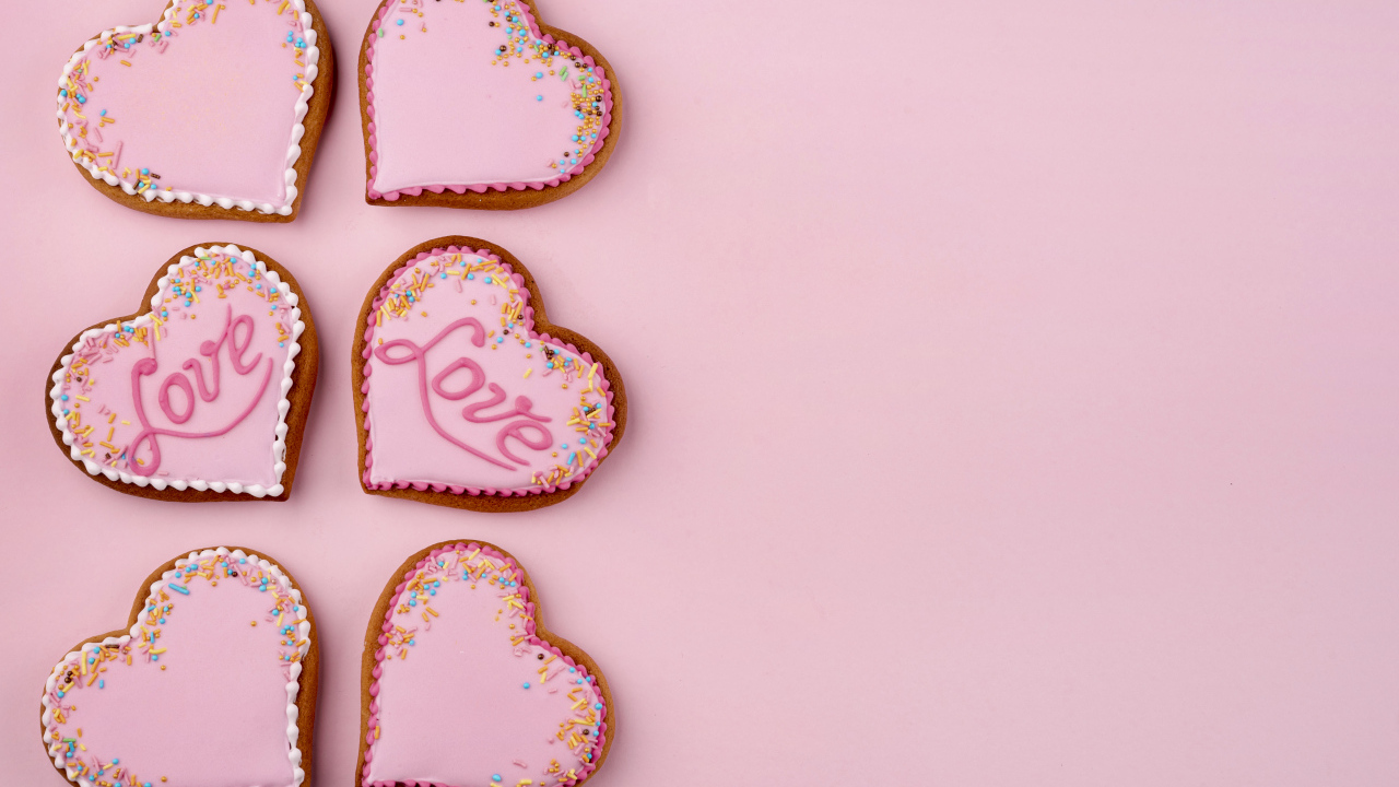 Печенье в форме сердца на розовом фоне