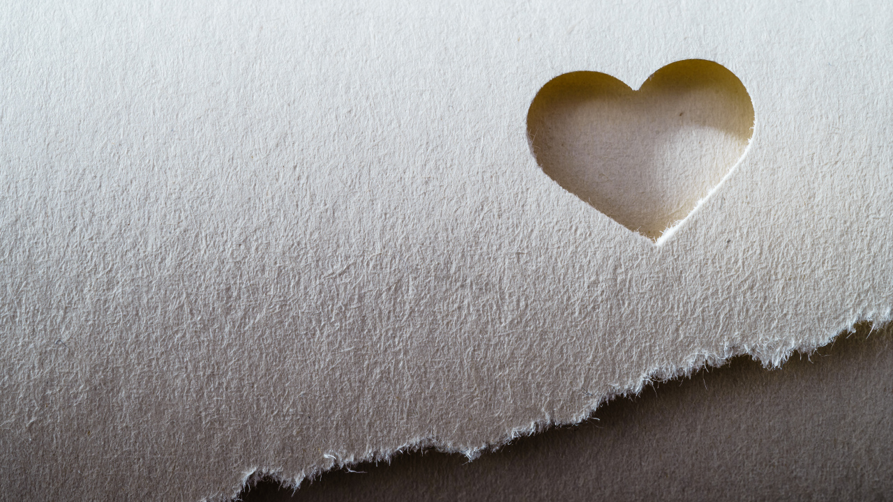 Дырка в бумаге в форме сердца