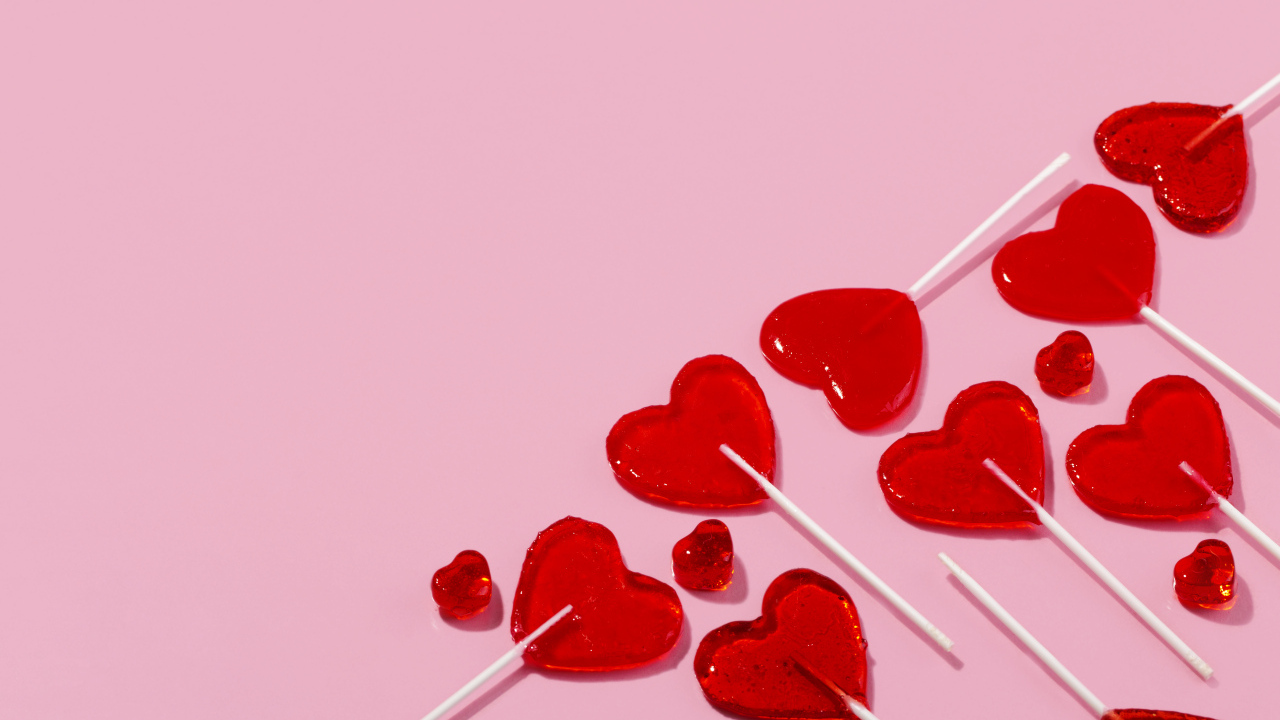 Леденцы в форме сердца на розовом фоне