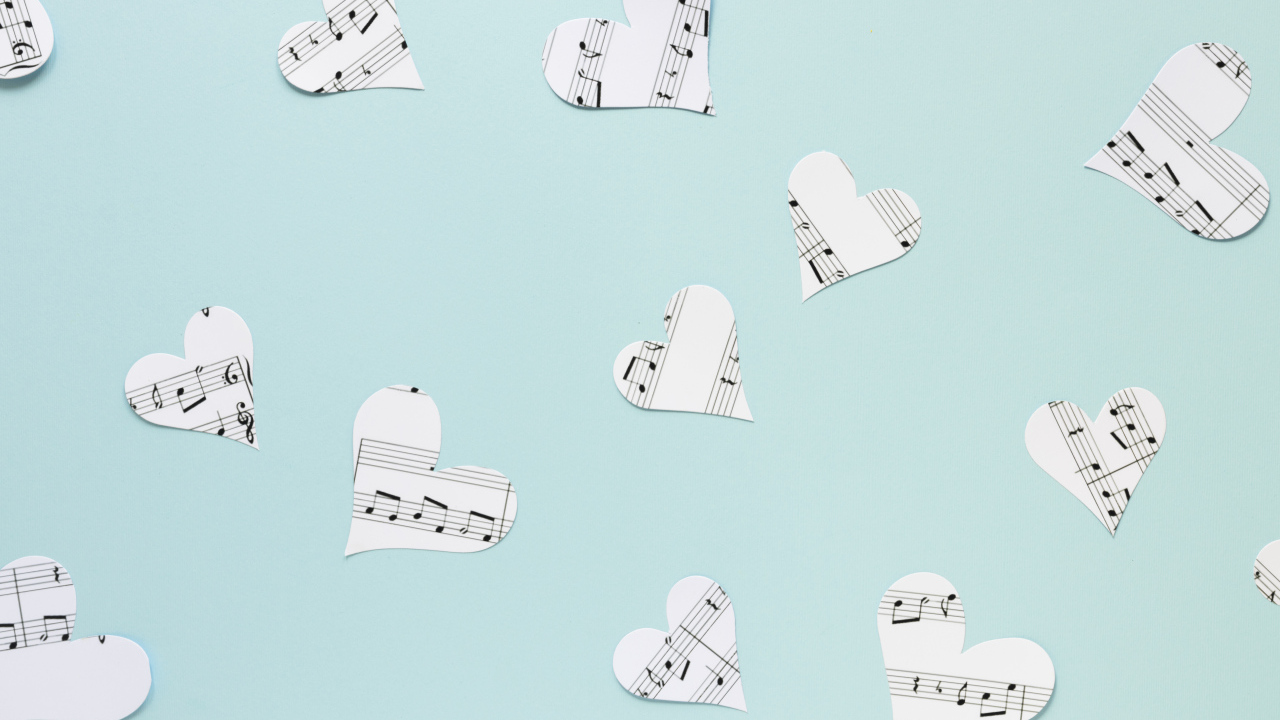 Сердечки из нотной тетради на голубом фоне