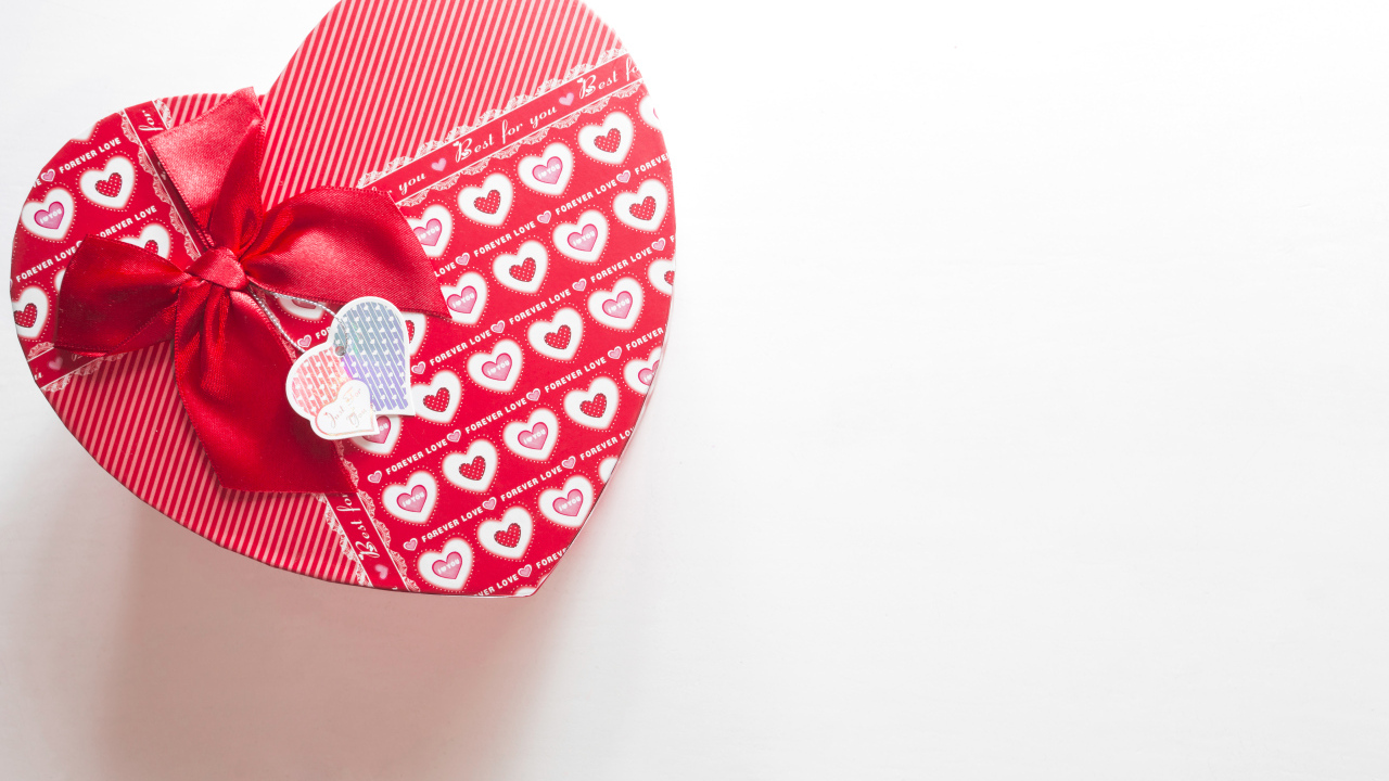 Большая подарочная коробка в форме сердца на белом фоне
