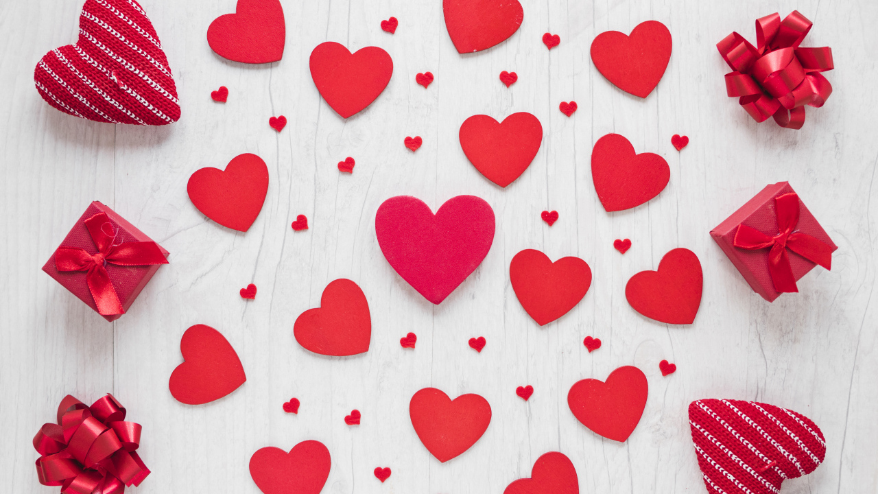 Много красных сердечек с подарками на белом фоне