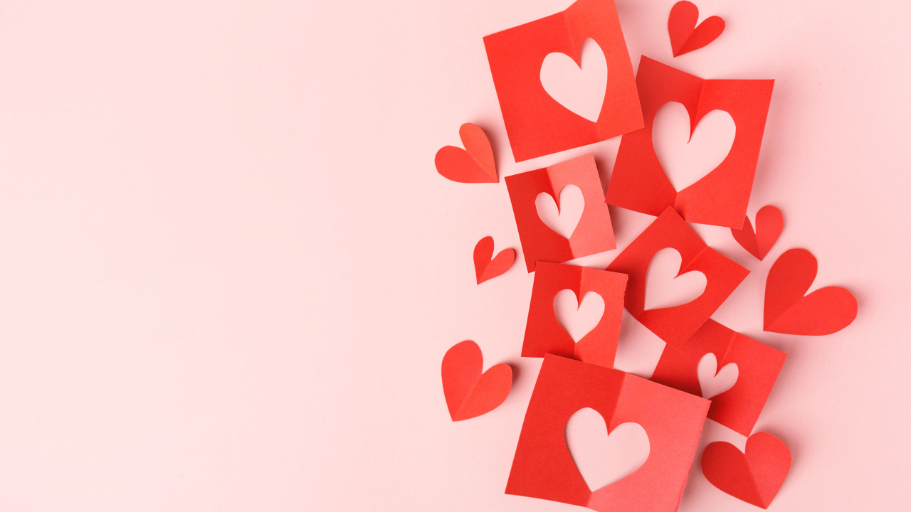 Сердечки из красной бумаги на сером фоне