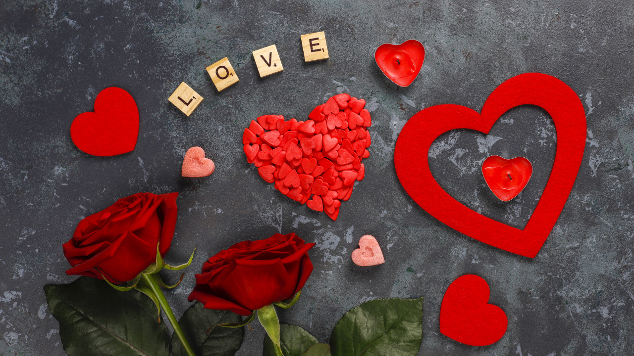 Надпись любовь с розами и сердечками на сером фоне