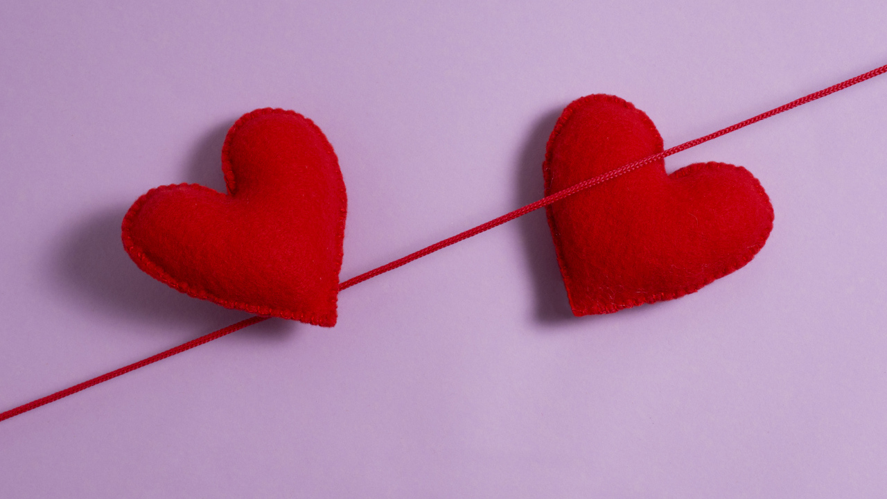 Два сердечка на красной нити