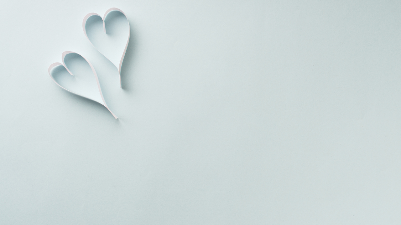 Две полоски белые полоски в форме сердца на голубом фоне