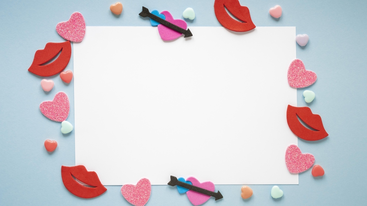 Белый лист бумаги с сердечками и губами на голубом фоне, шаблон открытки