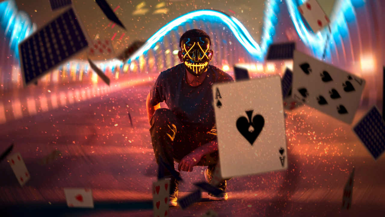 Мужчина в маске бросает карты