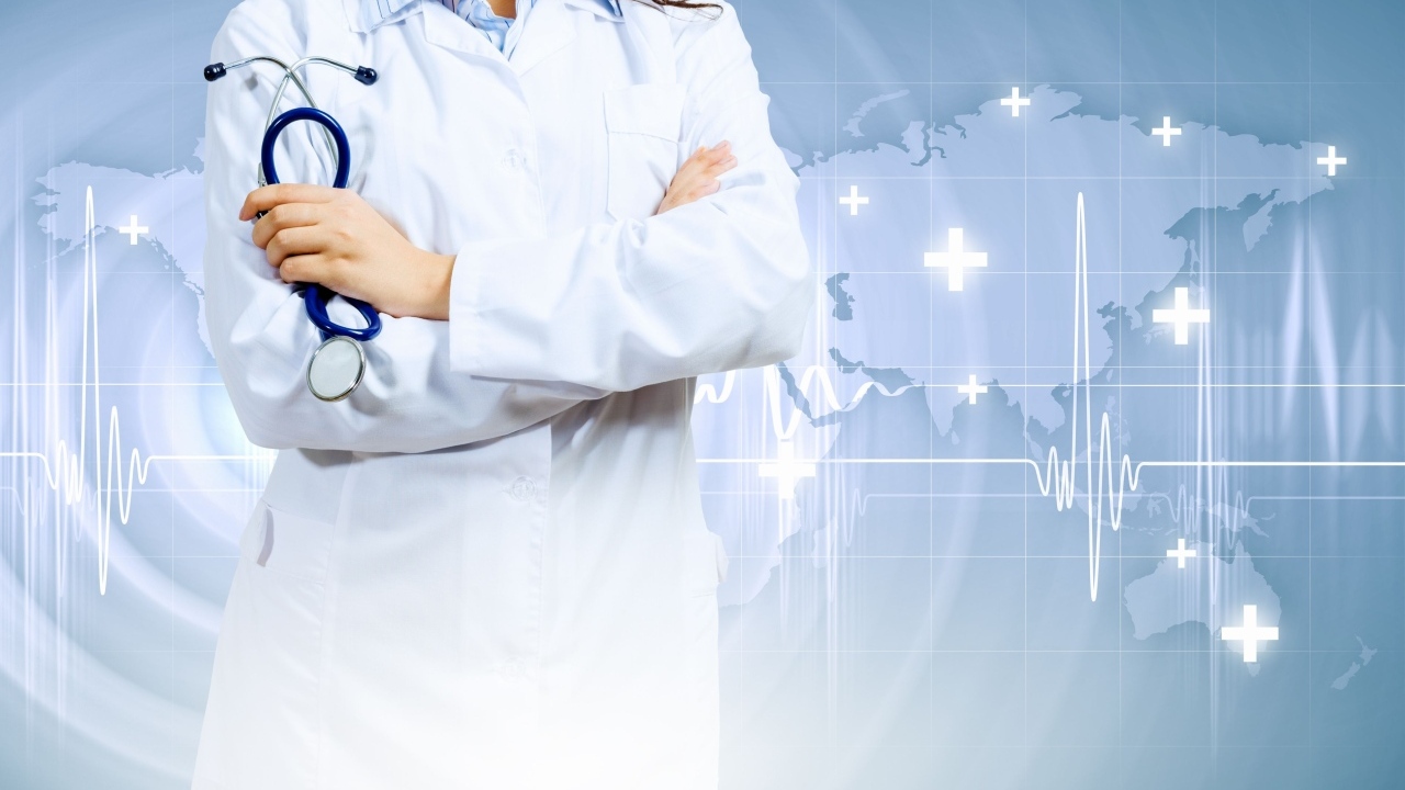 Врач в белом халате со стетоскопом в руках