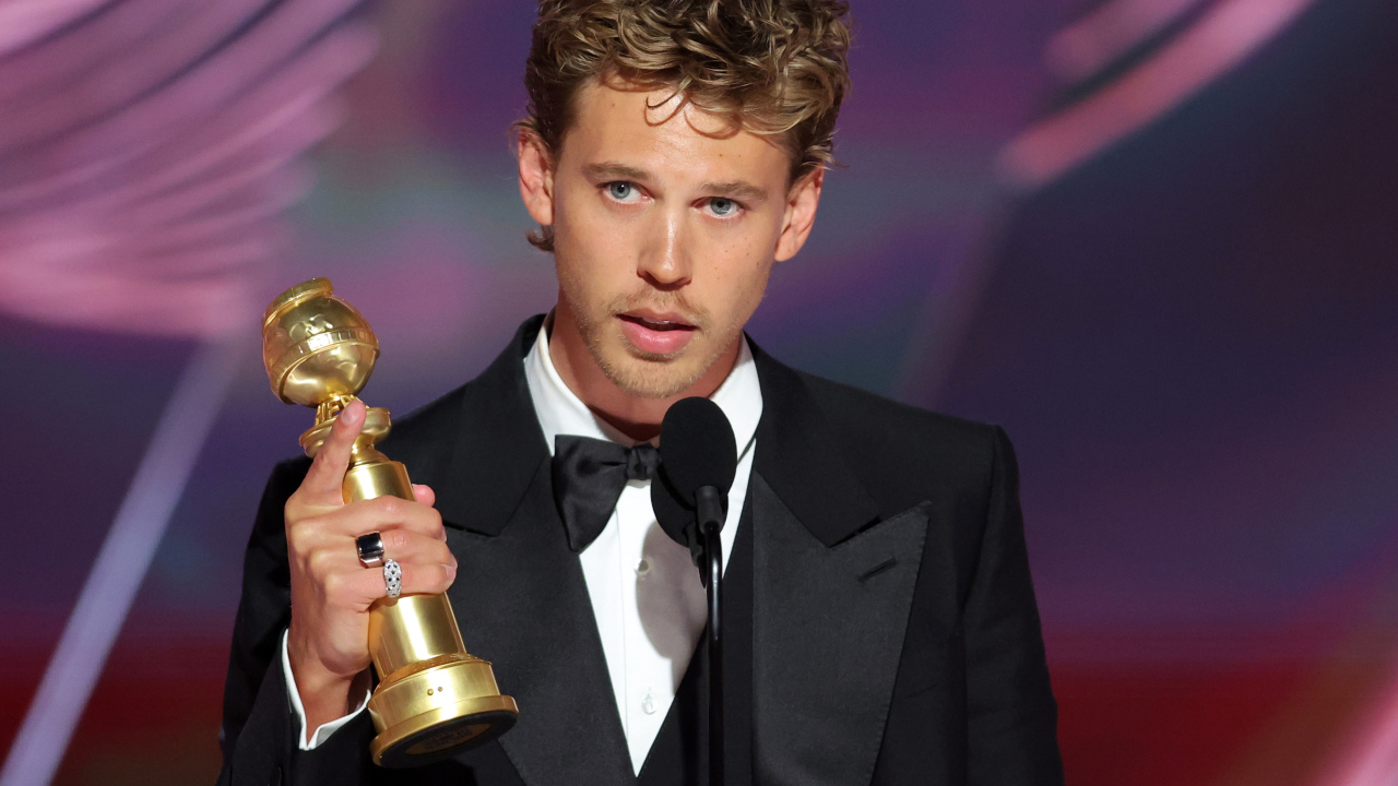 Актер Остин Батлер  с наградой в руке