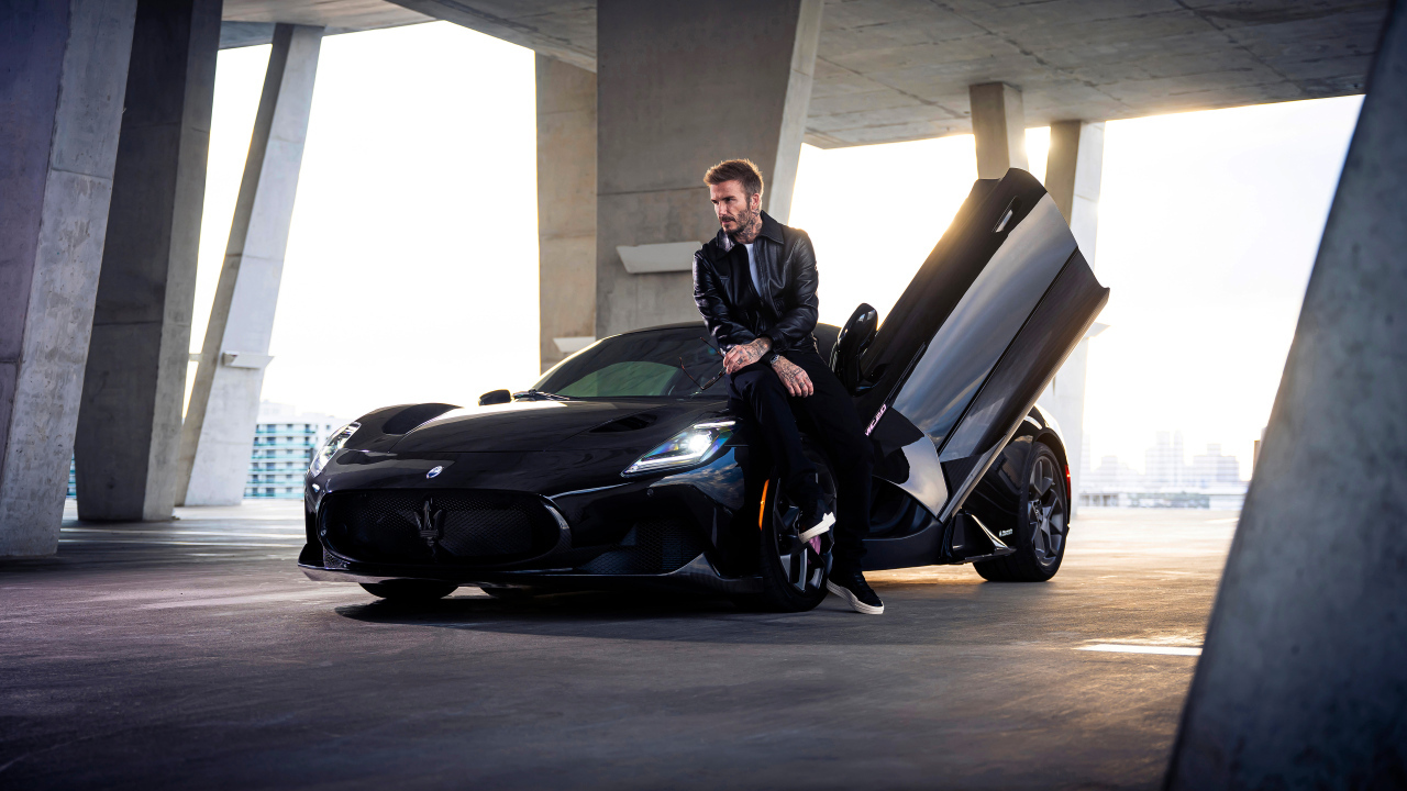 Черный стильный Maserati MC20 Coupé Fuoriserie и футболист Дэвид Бекхэм