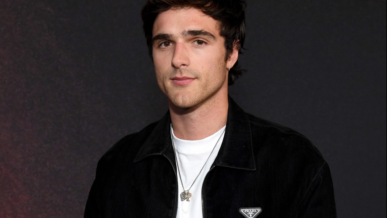 Красивый парень актер Джейкоб Элорди