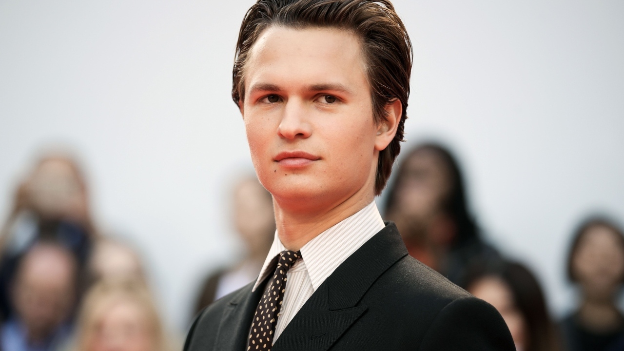 Стильный молодой актер Энсел Эльгорт в костюме