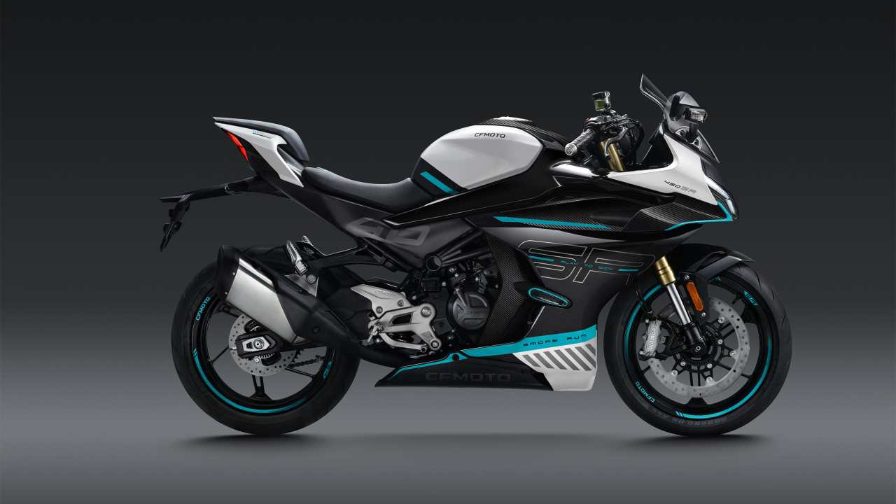 Мотоцикл CFMoto 450SR, 2023 года на сером фоне