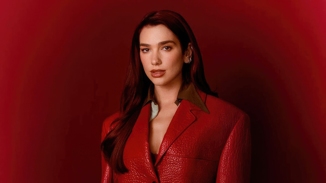 Красивая певица Дуа Липа на красном фоне