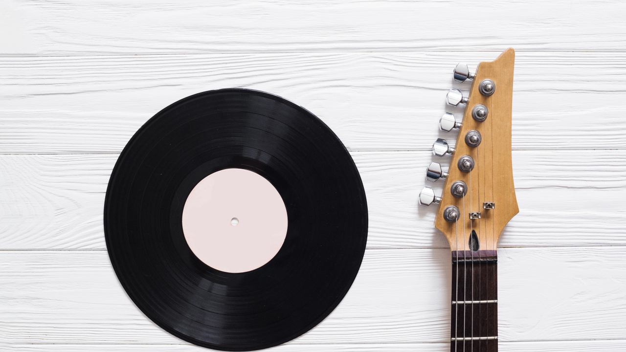 Черная виниловая пластинка и гитара