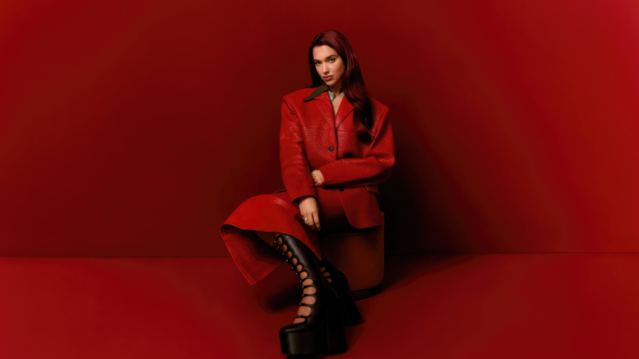 Британская певица Дуа Липа на красном фоне