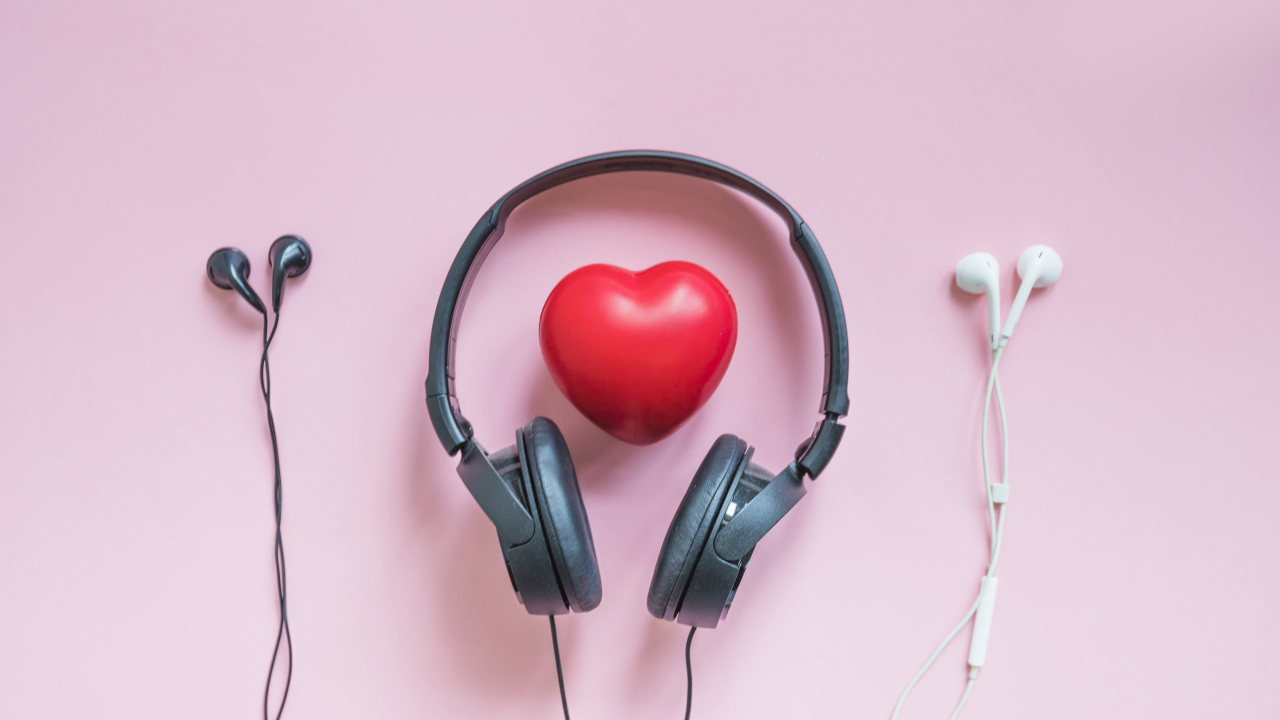 Наушники на розовом фоне с красным сердцем